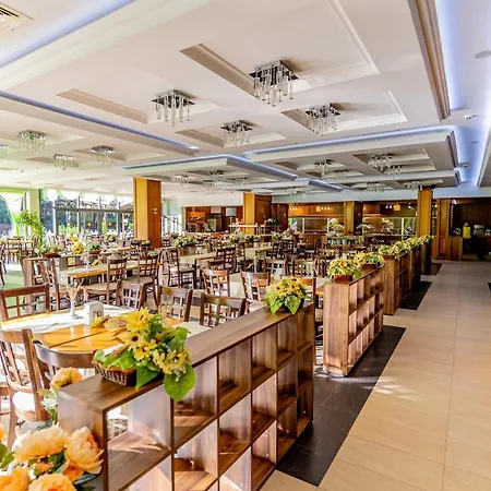 فندق Izola Paradise 4*